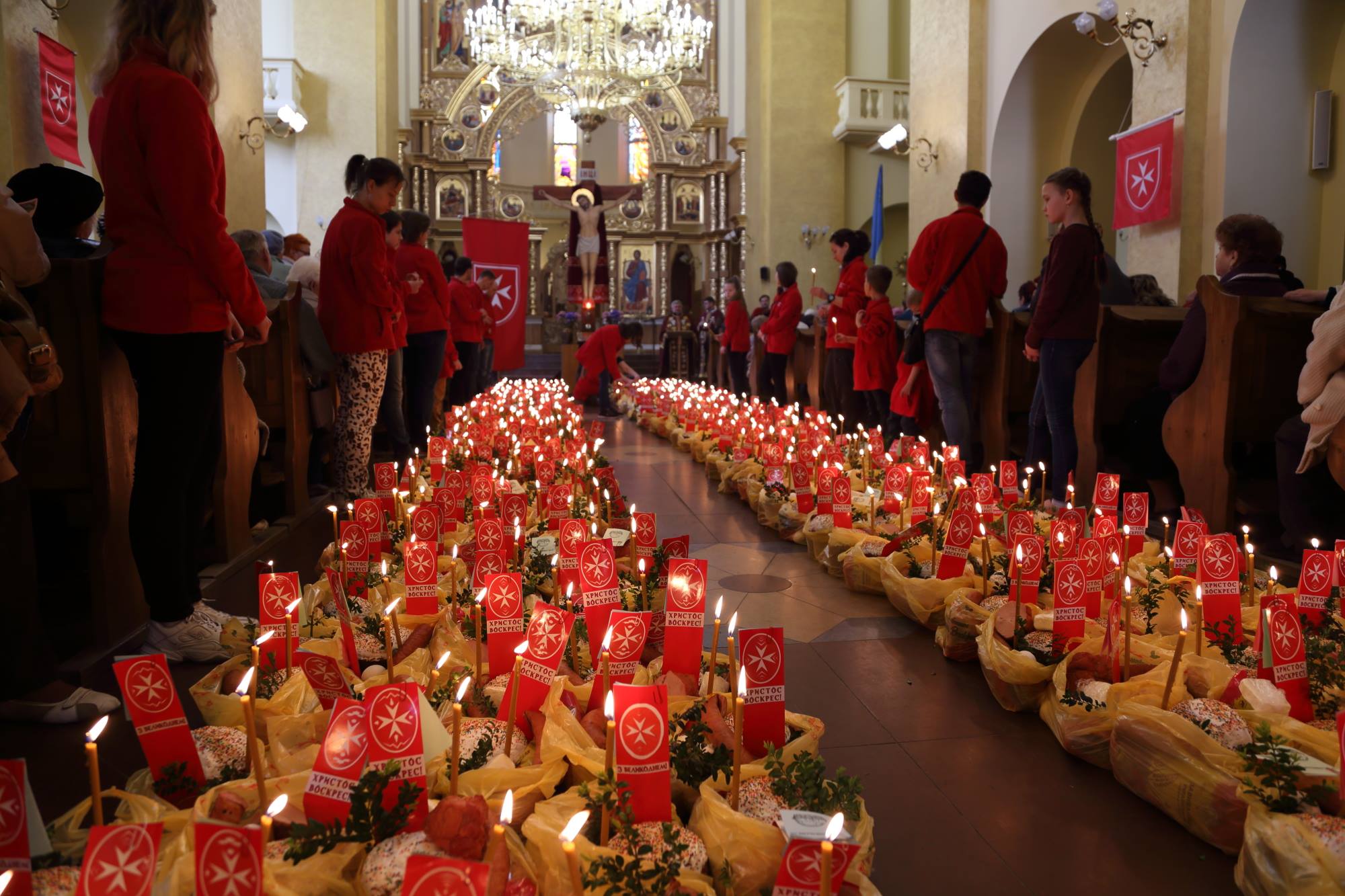 Мальтійська служба допомоги у Львові у Великий четвер роздала 500 великодніх кошиків потребуючим