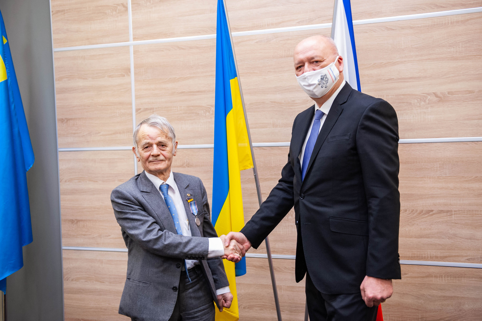 Посол Чешской Республики наградил лидера крымских татар медалью «За заслуги в дипломатии"