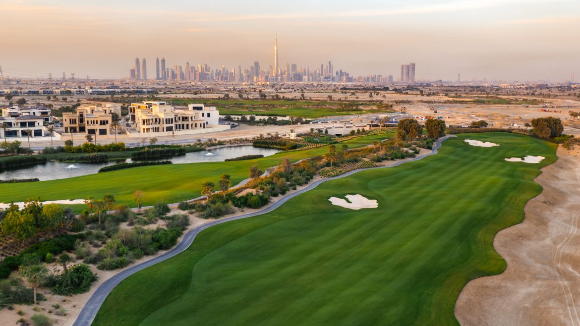 Поля в дубае. Дубай Хиллс гольф. Гольф клуб Дубай. Dubai Creek Golf Club. Гольф поля в Дубае.