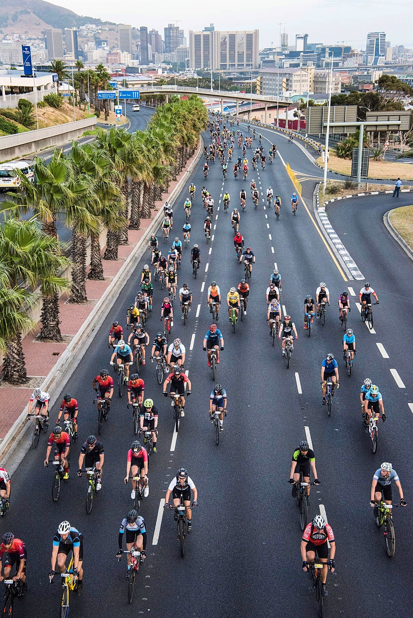 Велосипедний тур по Кейптауну привозить до міста понад 30 000 велосипедистів © Rodger Bosch AFP / Getty Images