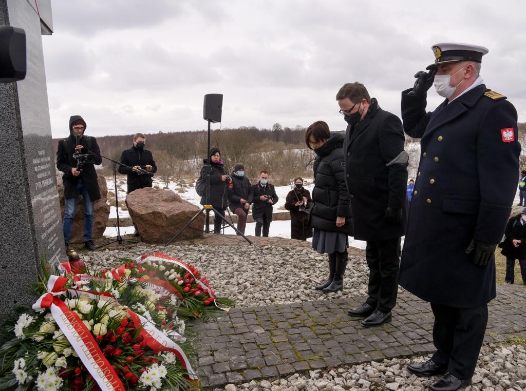 Чествование памяти у памятника жертвам в Гуте Пеняцкой