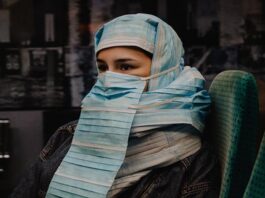 Турецький художник розробив паранджу з хірургічних маскок