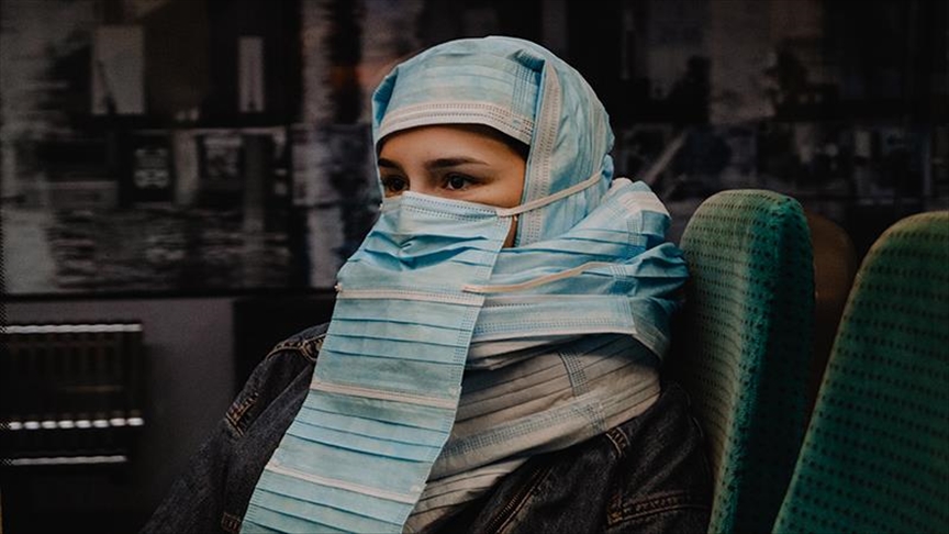 Turkish artist designed a burqa of surgical masks