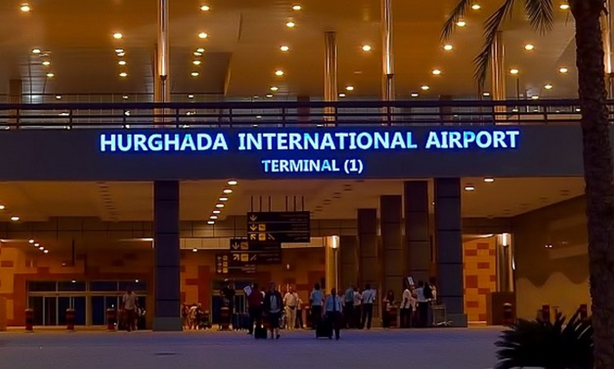 Аеропорт Хургади трояндами і цукерками зустрів перший туристичний рейс з Румунії