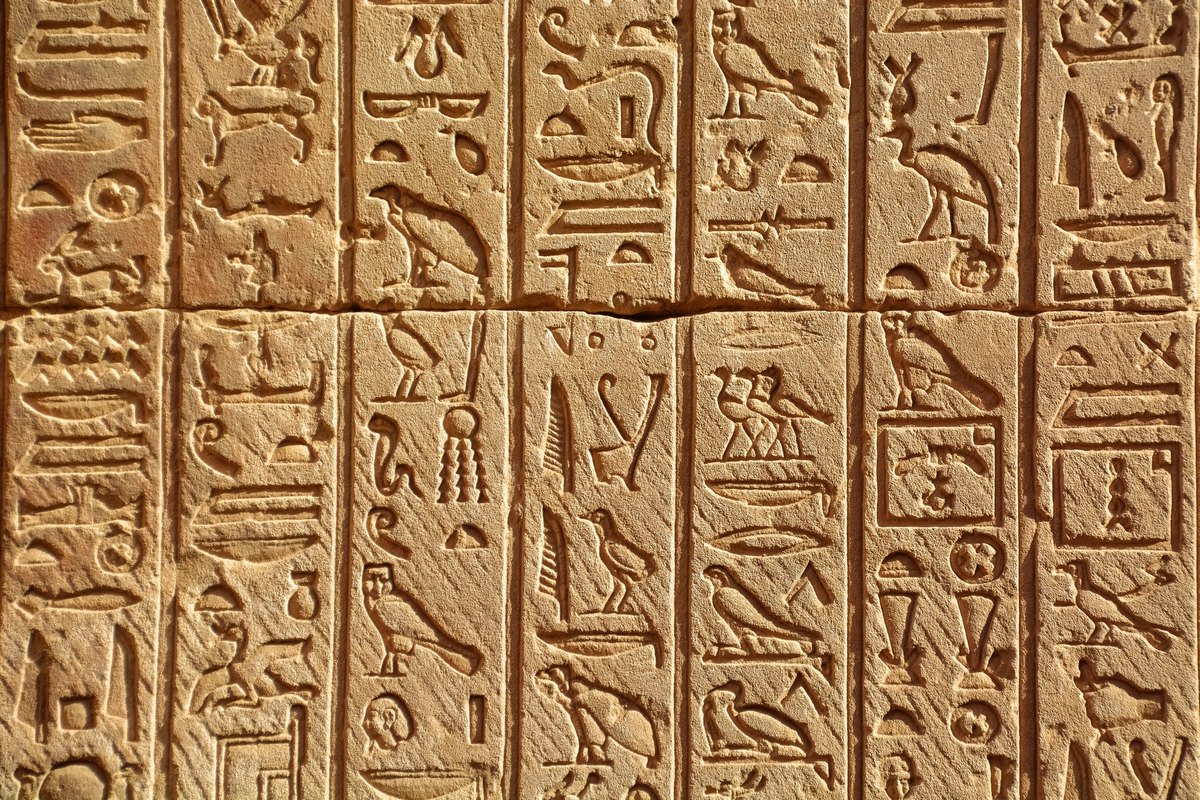 Hieroglyphs are returned to Egyptian schools. Egyptian hieroglyphs: language or font type?