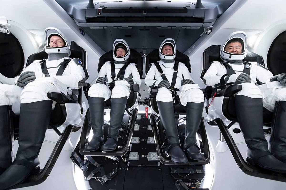 Екіпаж другої довготривалої місії SpaceX Crew Dragon на Міжнародній космічній станції, SpaceX Crew-2 НАСА, зображений під час тренувань у навчальному закладі SpaceX у місті Хоторн, штат Каліфорнія.