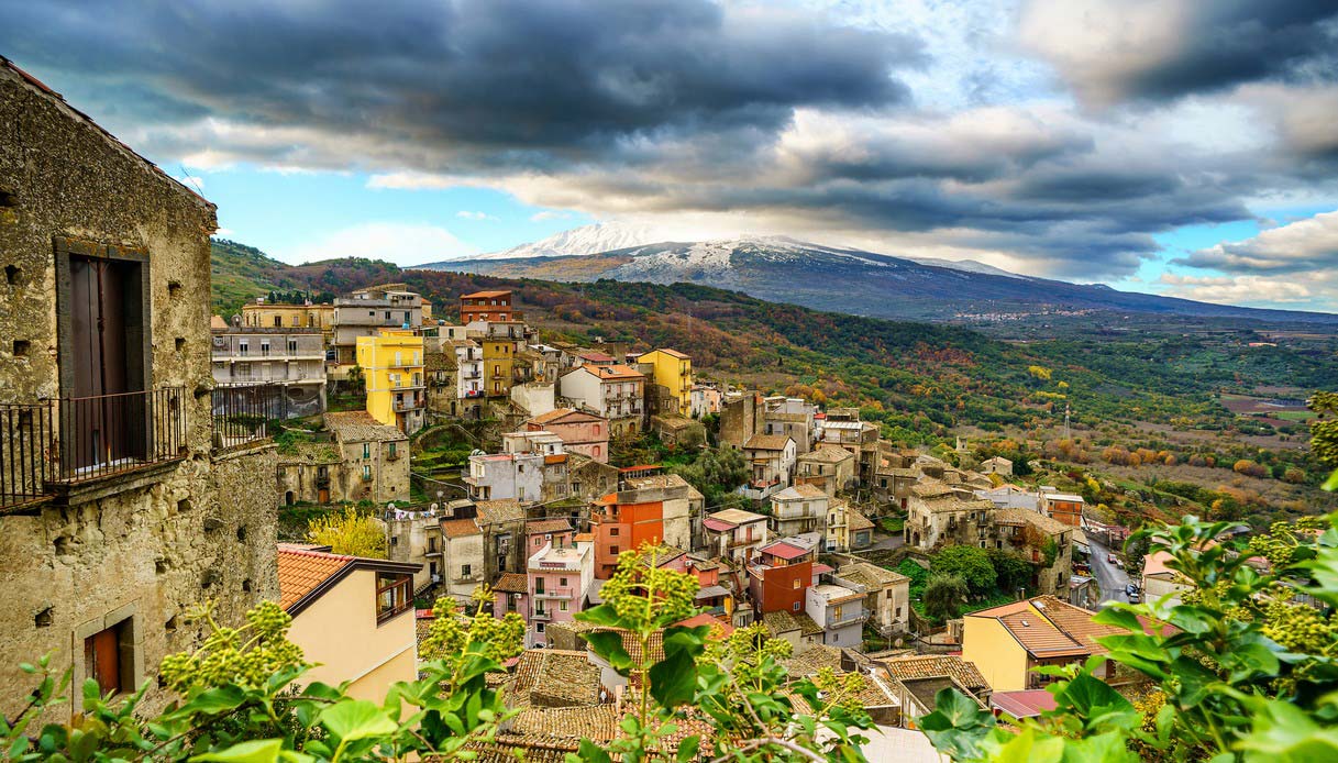 Итальянское городок Кастильоне-ди-Сицилия продает дома всего за 1 евро