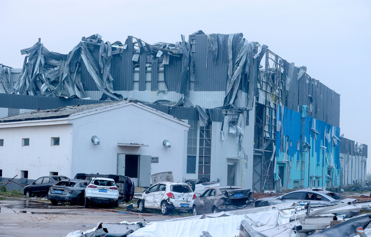 Будівля та машини, пошкоджені сильним смерчем у місті Ухань, центральний Китай, 14 травня 2021 р. / CFP