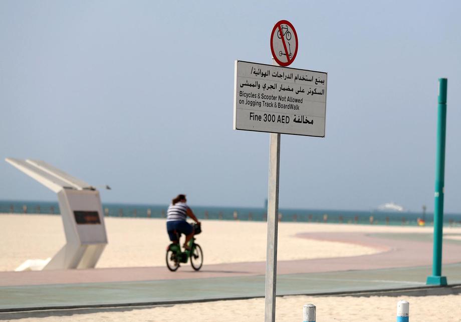 Знаменитый пляж в Дубае запретил катание на электросамокатах и велосипедах