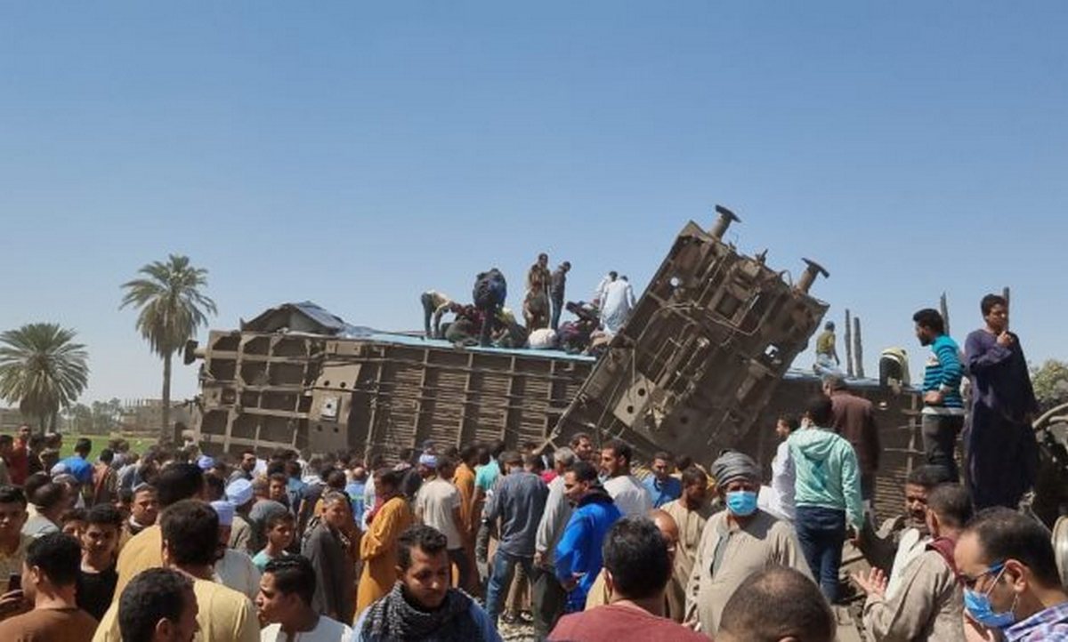 Collision of a train and a bus south of Cairo, killed 2 people, 6 were injured