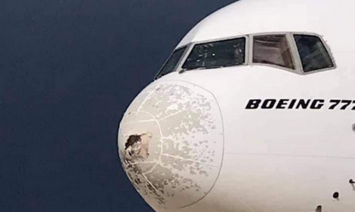 Самолете Boeing 777 летевший из Милана в Нью-Йорк град разбил лобовое стекло и нос