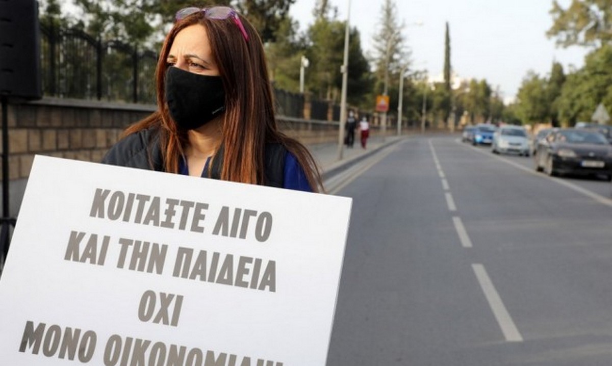 На Кипре прошли массовые акции протеста против мер COVID