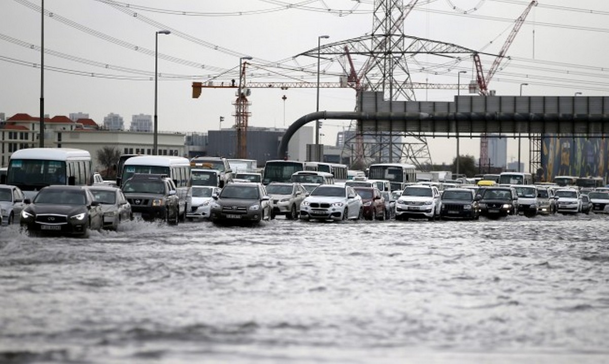Чтобы спастись от жары, ОАЭ создают искусственный дождь