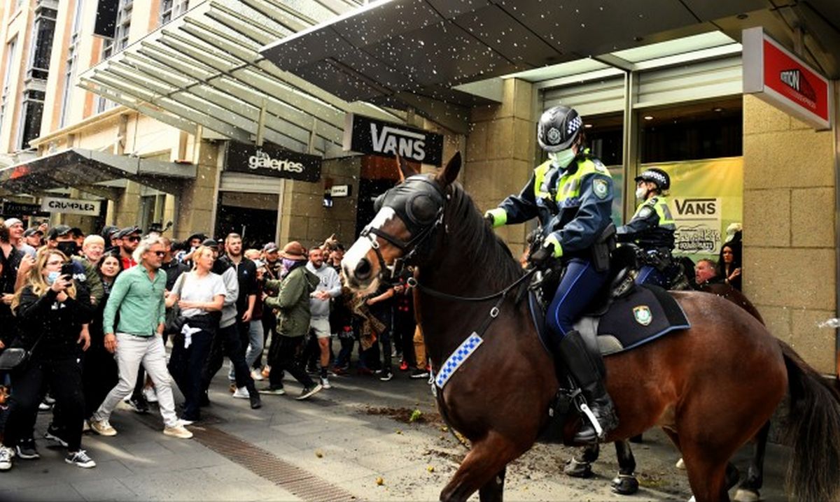 Тысячи австралийцев протестуют против ограничений через COVID-19