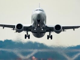Пасажира літака оштрафували на 10 тисяч доларів за відмову надіти маску
