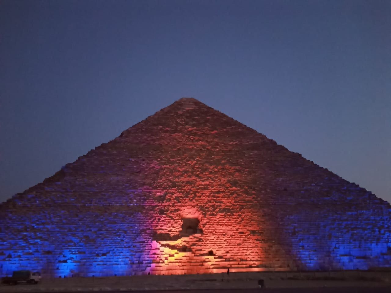 Пирамида Хеопса в Египте загорелась синим и оранжевым светом