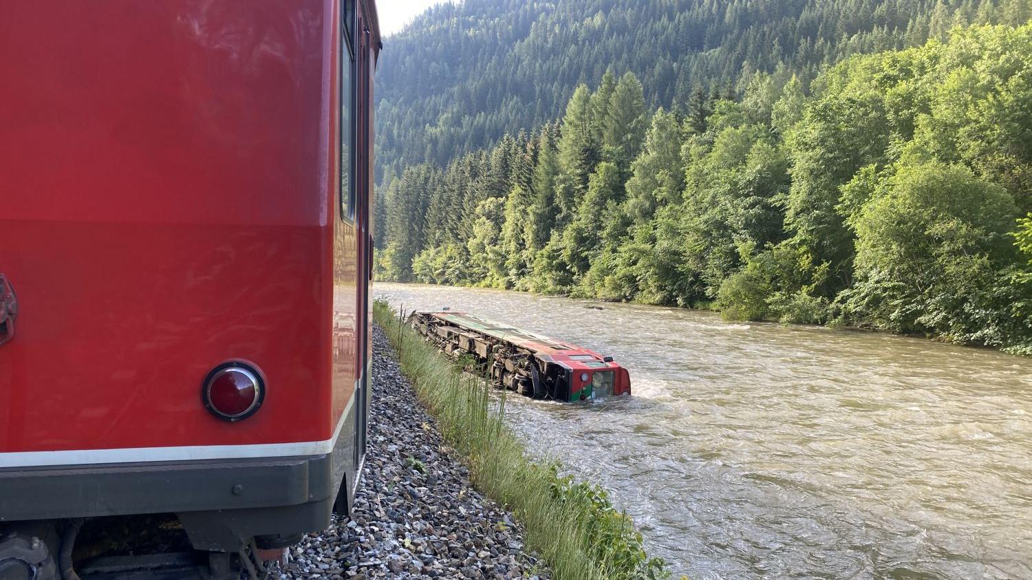 Поезд полный детей упал в реку в Австрии