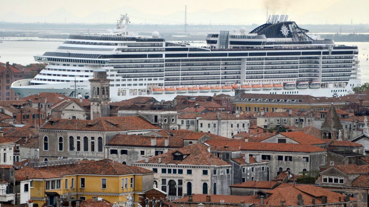 Италия запретила круизным лайнерам останавливаться в Венеции