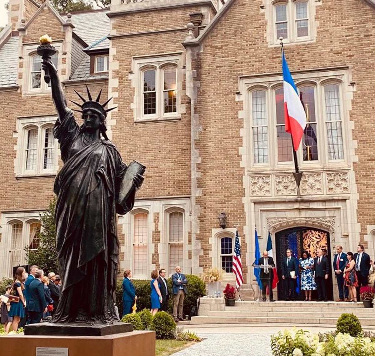Франція представила міні-статую Свободи в столиці США