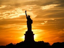 Франція представила міні-статую Свободи в столиці США