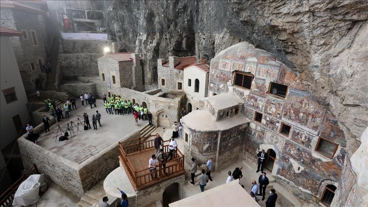 Монастырь Сумела в Турции открылся для посетителей после реставрации