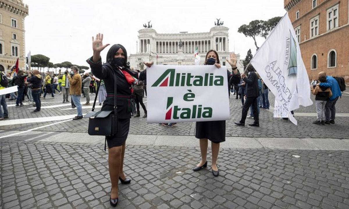 Italian airline Alitalia closes, flights are suspended