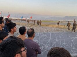Американські солдати стріляють в повітря в аеропорту Кабула
