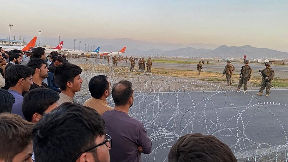 В аэропорту Кабула войска США стреляют в воздух, отпугивая толпа афганцев