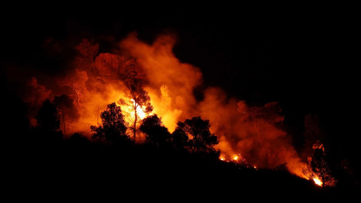 В Испании бушуют крупные лесные пожары, сотни жителей эвакуированы