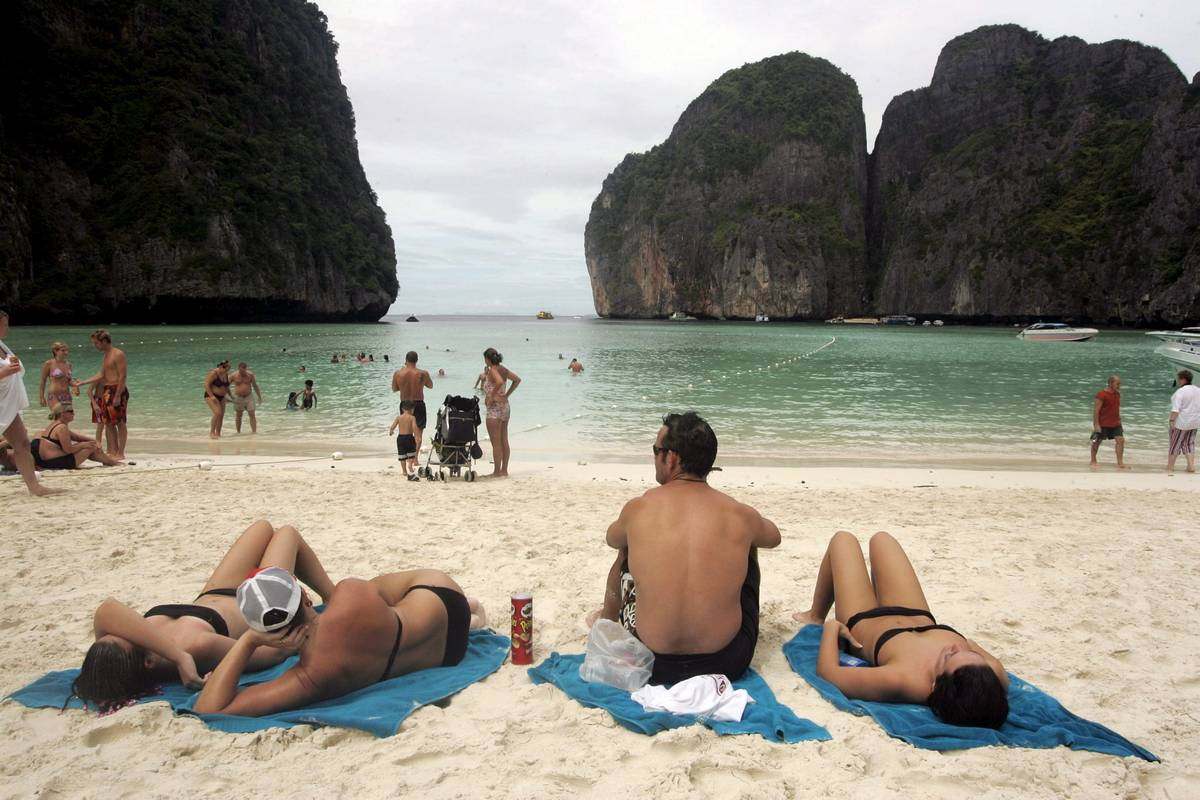 Таиланд запретил использование на пляжах солнцезащитных кремов