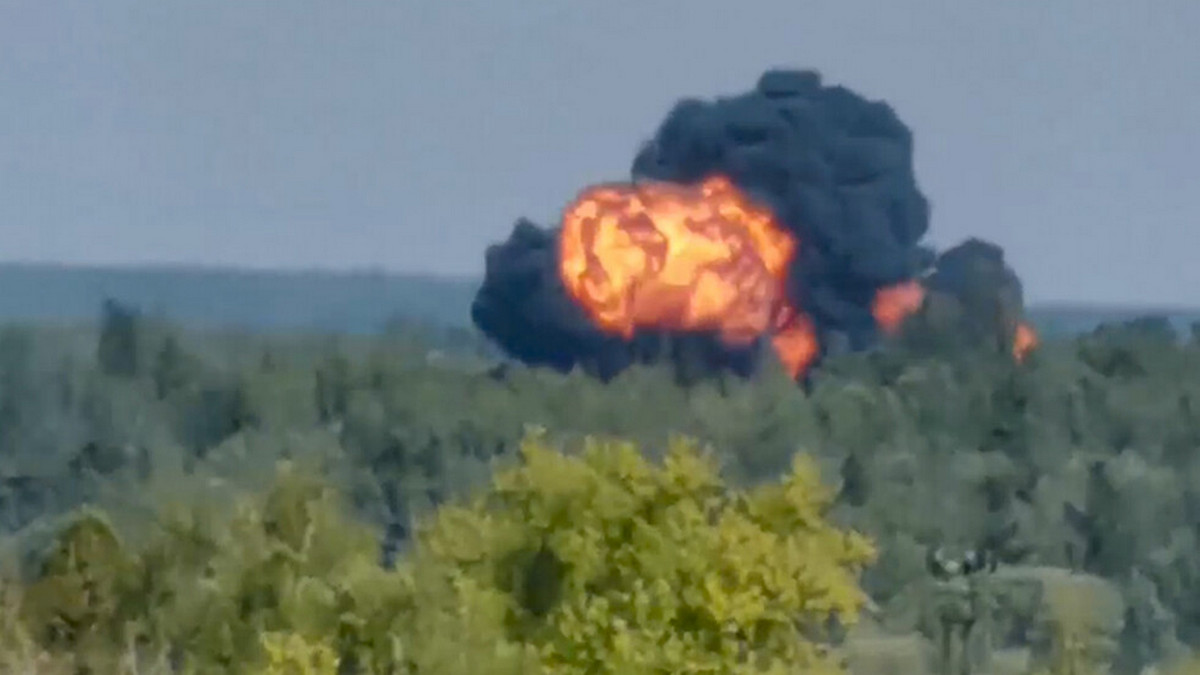 Появилось видео падения российского самолета с горящим двигателем (видео)