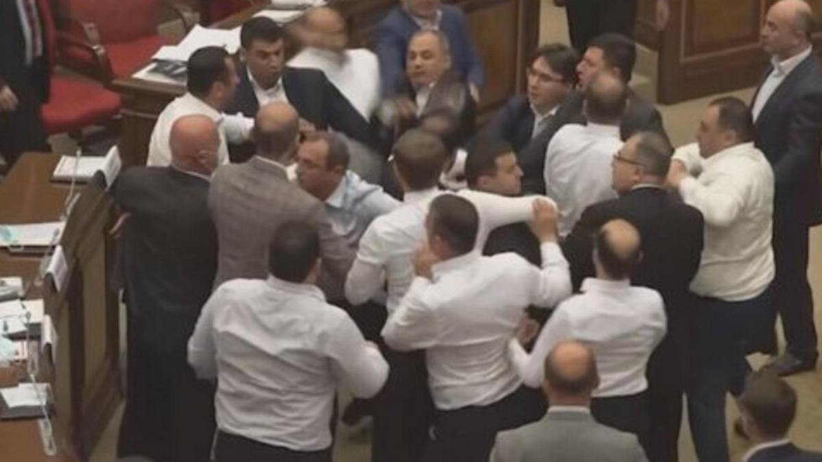В парламенте Армении произошла массовая драка депутатов, есть раненые (ВИДЕО)