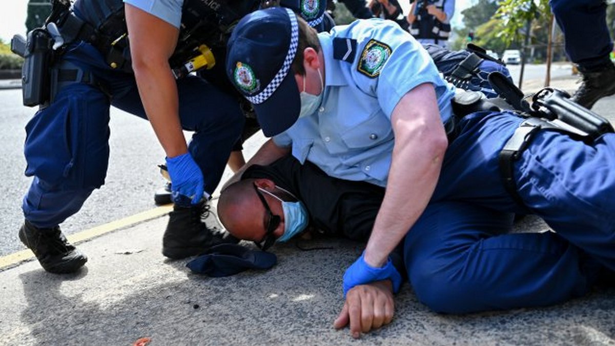 Зіткнення, арешти та поранення поліції: протесты проти заходів COVID-19 в Австралії (ФОТО)