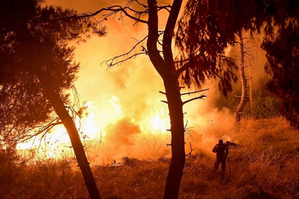 The risk of fires in Greece remains very high