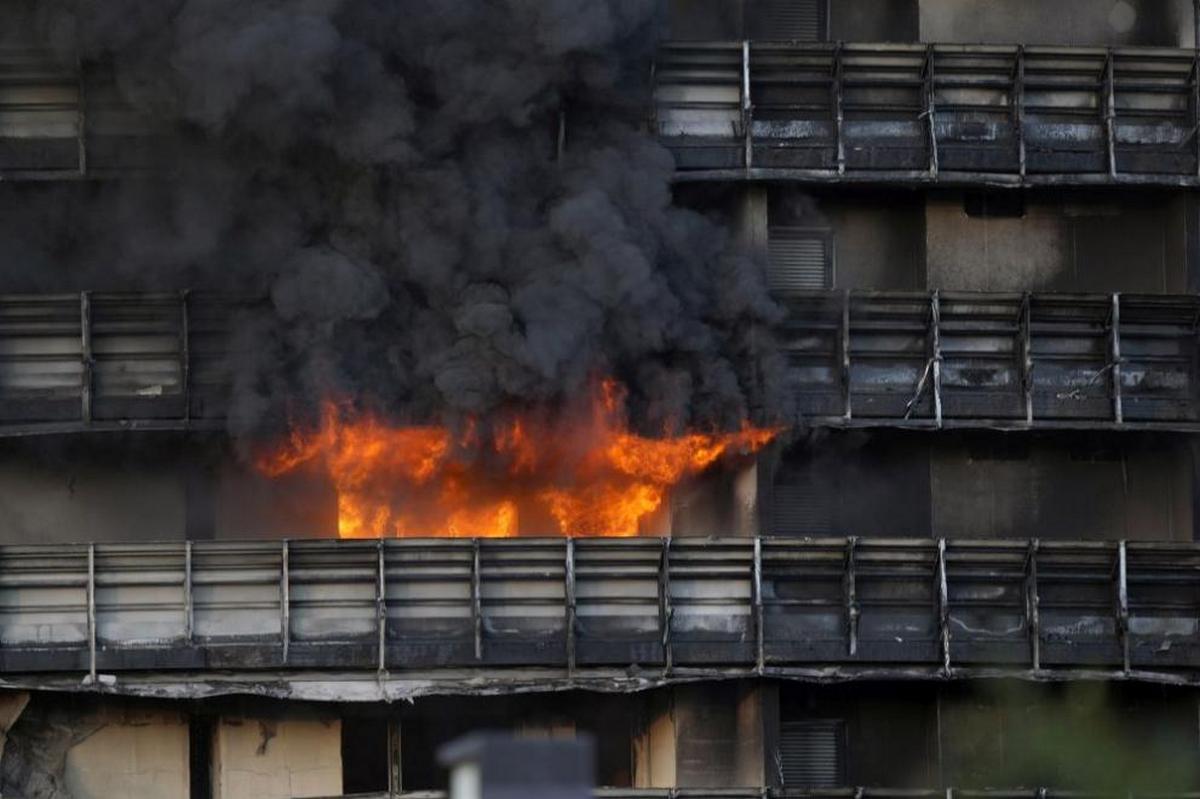 «Огнестойкая» футуристическая здание в Италии сгорела дотла, 20 человек отравились (видео)