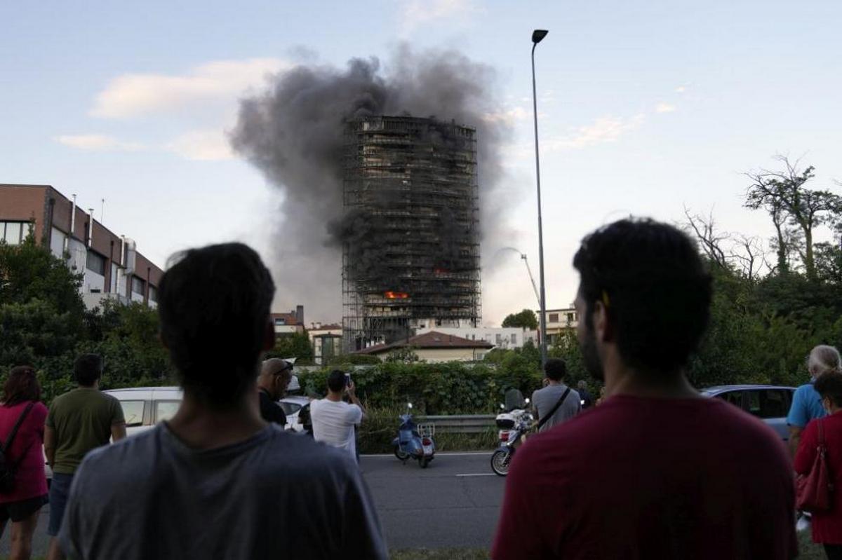 «Огнестойкая» футуристическая здание в Италии сгорела дотла, 20 человек отравились (видео)