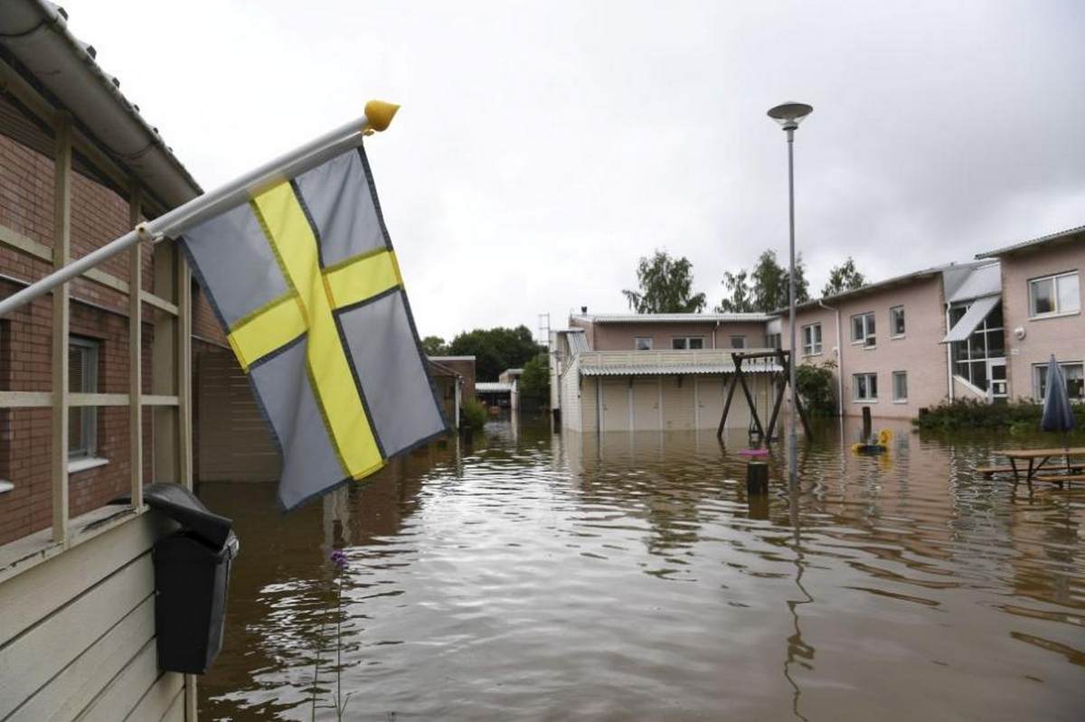 In Sweden, floods, police urged citizens to stay at home (PHOTOS)