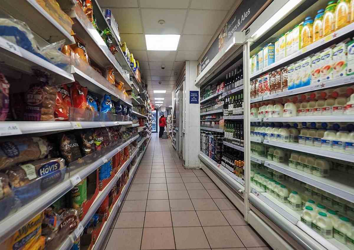 Магазины 3-х сетей в Лондоне закрылись после того, как мужчина ввел в пищу неизвестное вещество
