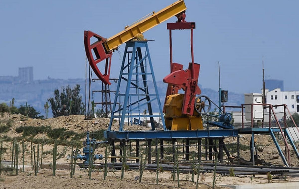 Oil prices fell by seven percent