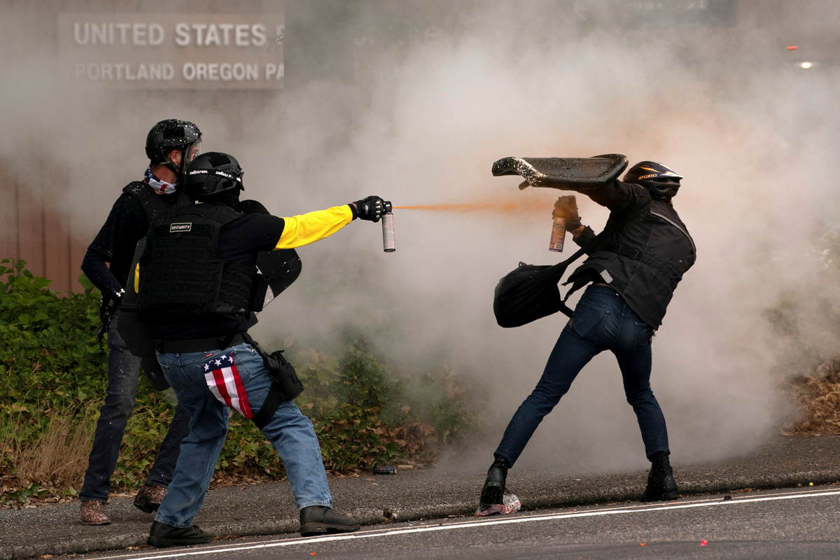 Зіткнення і стрілянина на антифашистській демонстрації в Орегоні, США (ВІДЕО)