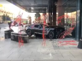 У центрі Москви спорткар протаранив машину і врізався в готель InterContinental (ВІДЕО)