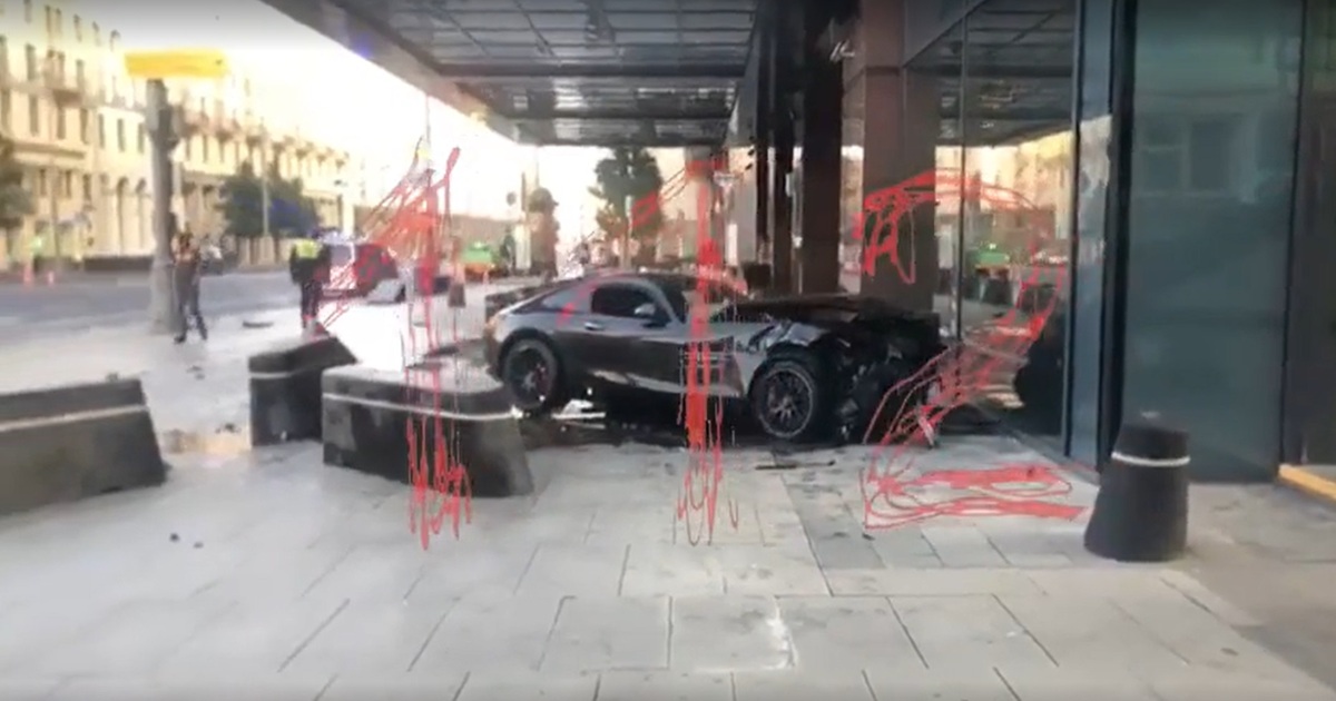 У центрі Москви спорткар протаранив машину і врізався в готель InterContinental (ВІДЕО)