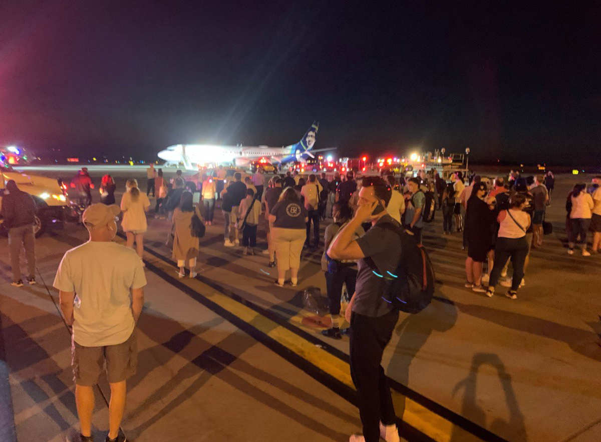 Alaska Airlines евакуювала пасажирів літака після того, як на борту загорівся телефон