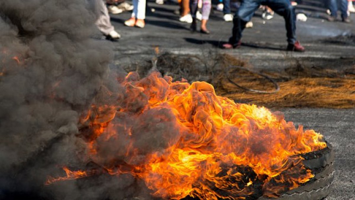 У Нідерландах протестуючі підпалили шини перед базами біженців з Кабула