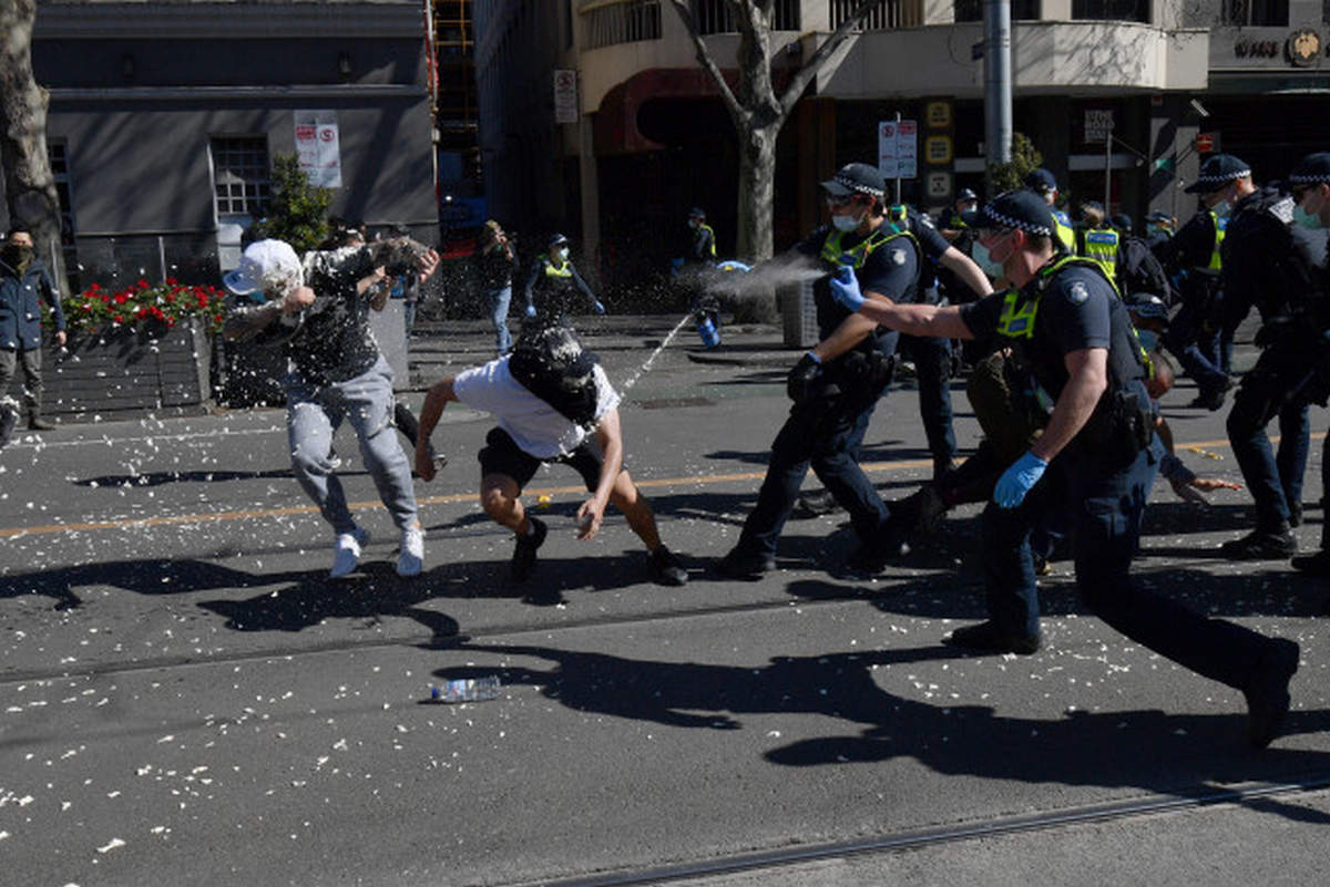 Зіткнення, арешти та поранення поліції: протесты проти заходів COVID-19 в Австралії (ФОТО)