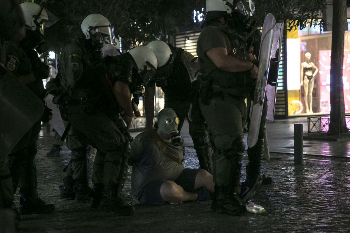 Столкновения, газ и гранаты в Греции протестуют против обязательной вакцинации медиков (фото)