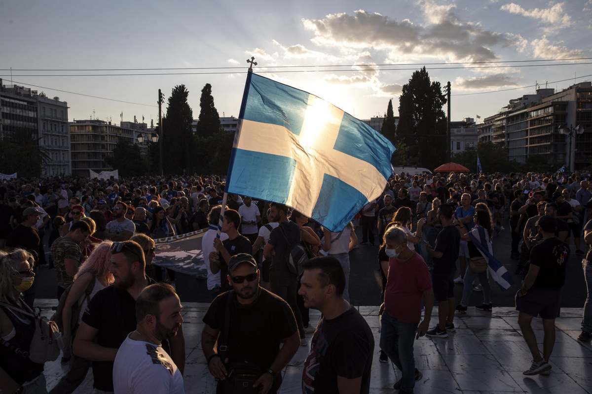 Столкновения, газ и гранаты в Греции протестуют против обязательной вакцинации медиков (фото)