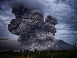 На Аляске впервые за 7 лет произошло одновременное извержение трех вулканов