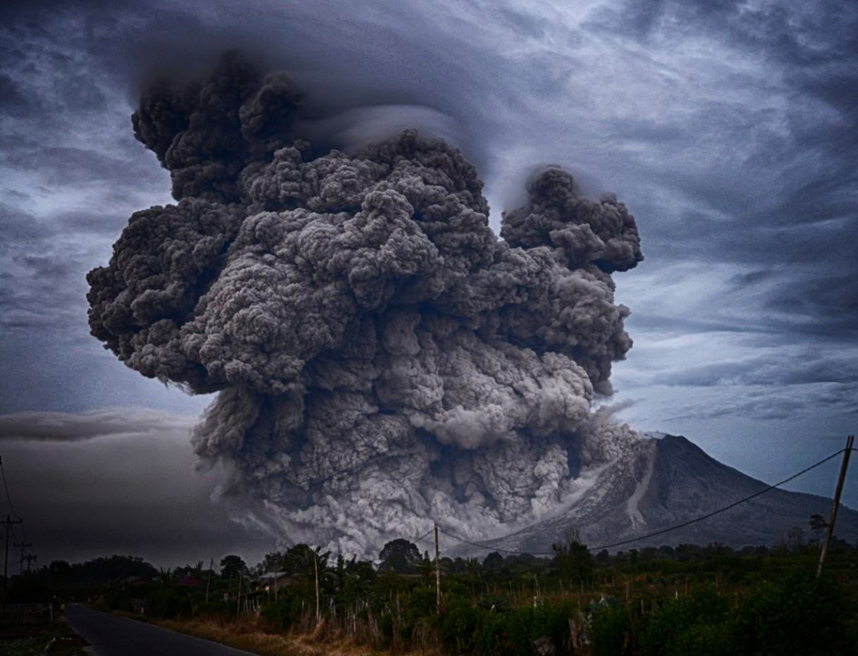 На Аляске впервые за 7 лет произошло одновременное извержение трех вулканов