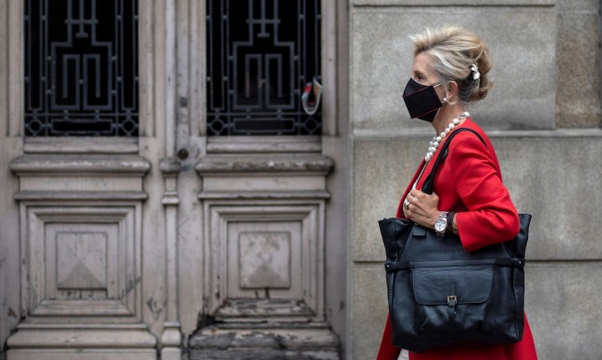 Spain is easing the restrictions, but the masks remain